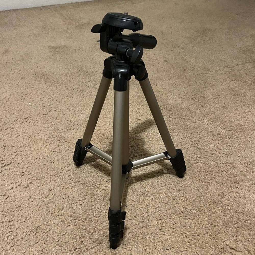 NEW Merkury Innovations Lightweight Tripod